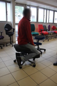 Essai-assis-genoux-BLOIS-IMG_9571-floutée-200x300 Le siège assis-genoux BLOIS est un investissement dans la santé